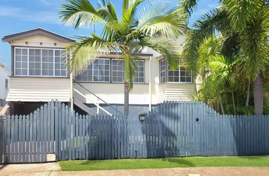 Classic Highset Queenslander with a Pool, Minutes from the CBD