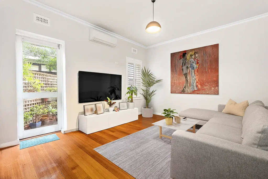 Art Deco with Large Courtyard in Prime Lifestyle Locale