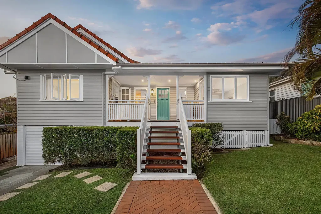 Mitchelton 4房 Mitchelton优质街道 501㎡阔地 3.2米高顶 Smeg&Bosch厨房 镁盐泳池 东北向朝向 山景主卧 全屋翻新 便捷生活配套 Superbly Renovated Post-War Entertainer in One of Mitchelton's Finest Streets