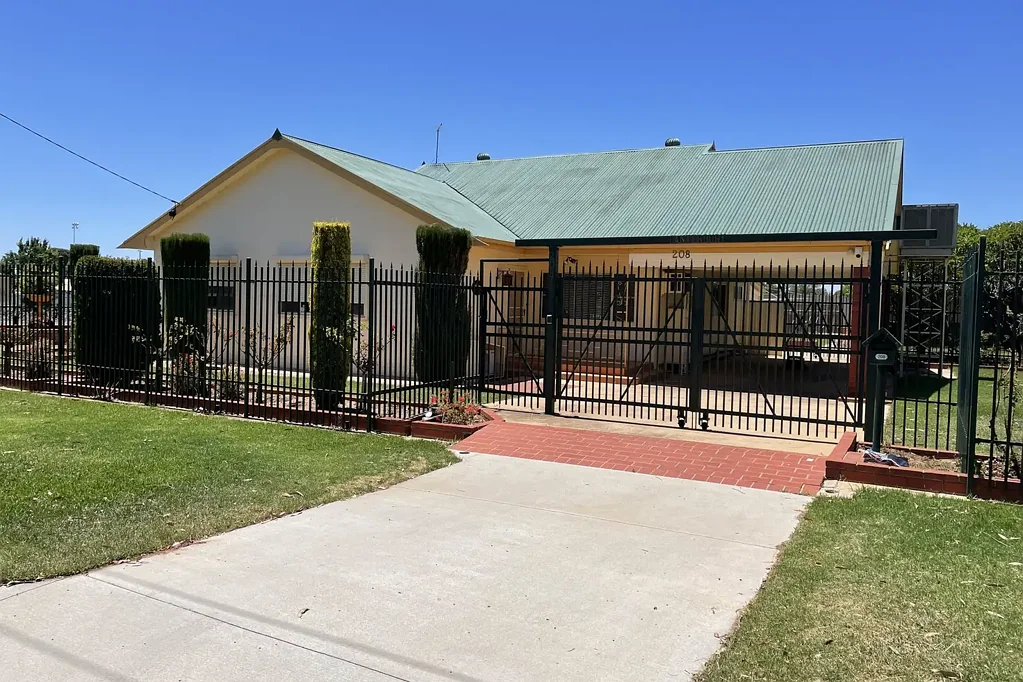 Large family home close to shopping precinct