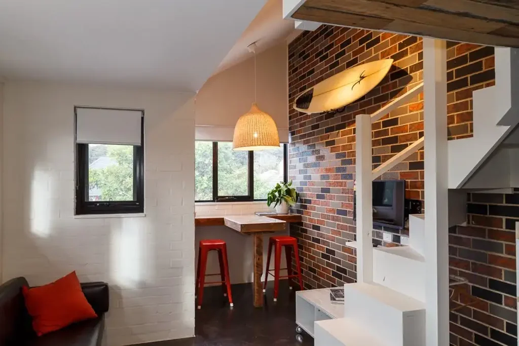 Top Floor Fully furnished studio in prime Manly location