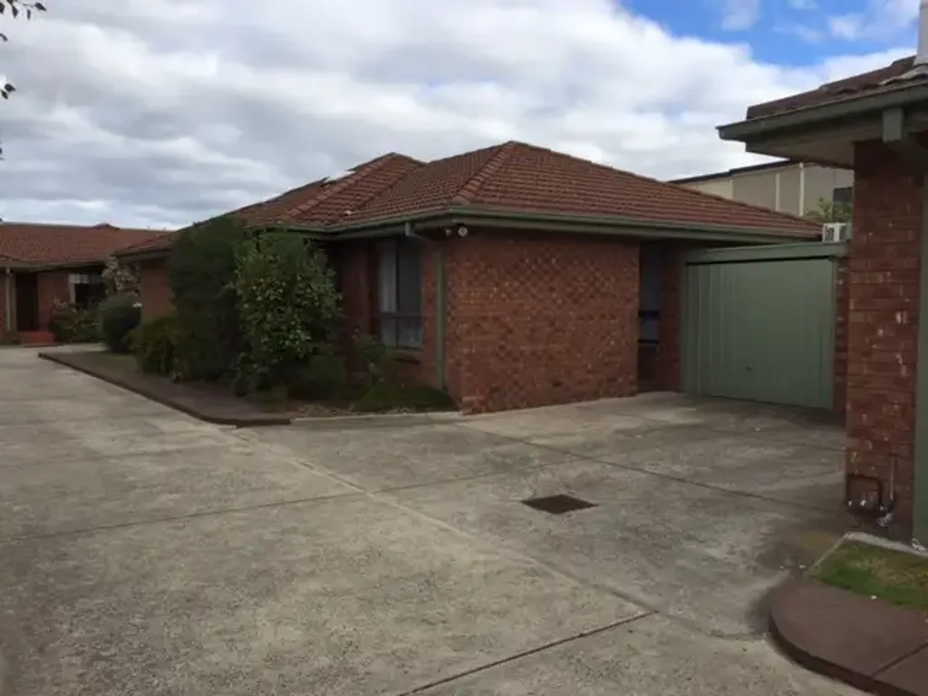 GREAT 2 BEDROOM HOME WITH LOW MAINTENANCE INNER CITY LIVING