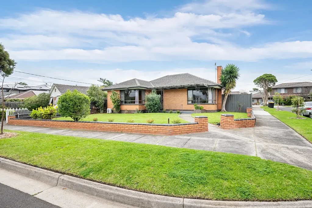 Cheltenham 3chambre Family Comfort, Poolside Living & Everyday Convenience