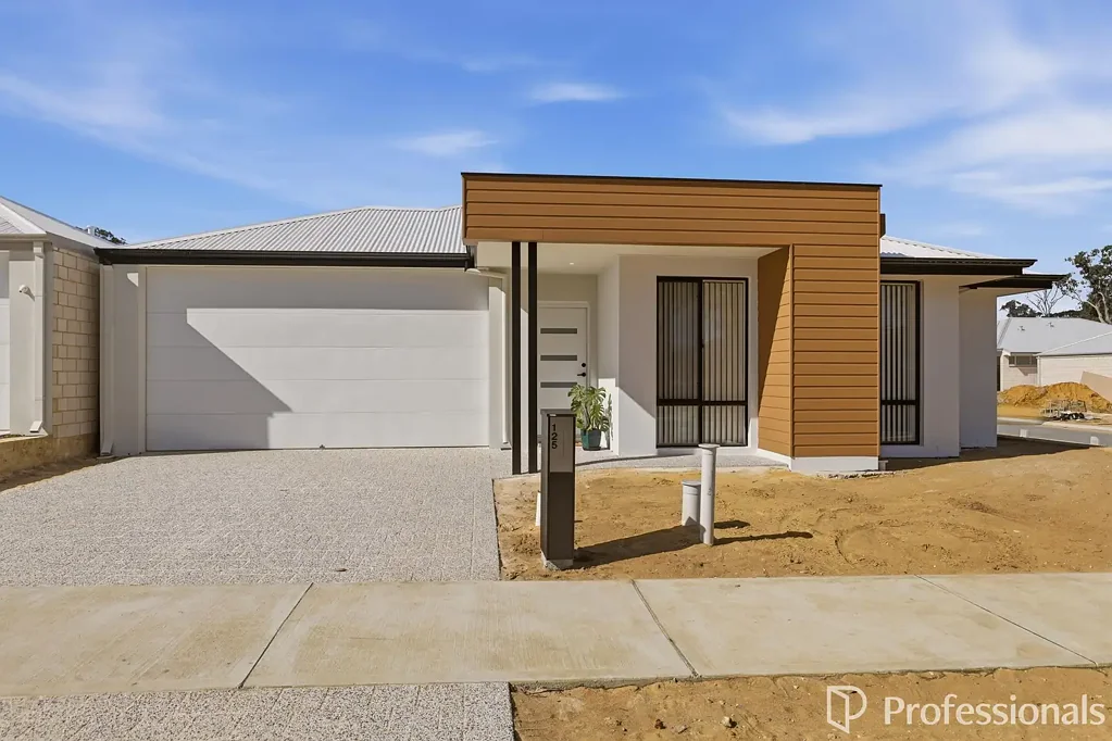 Brand New Family Home - Modern Living at Its Best !