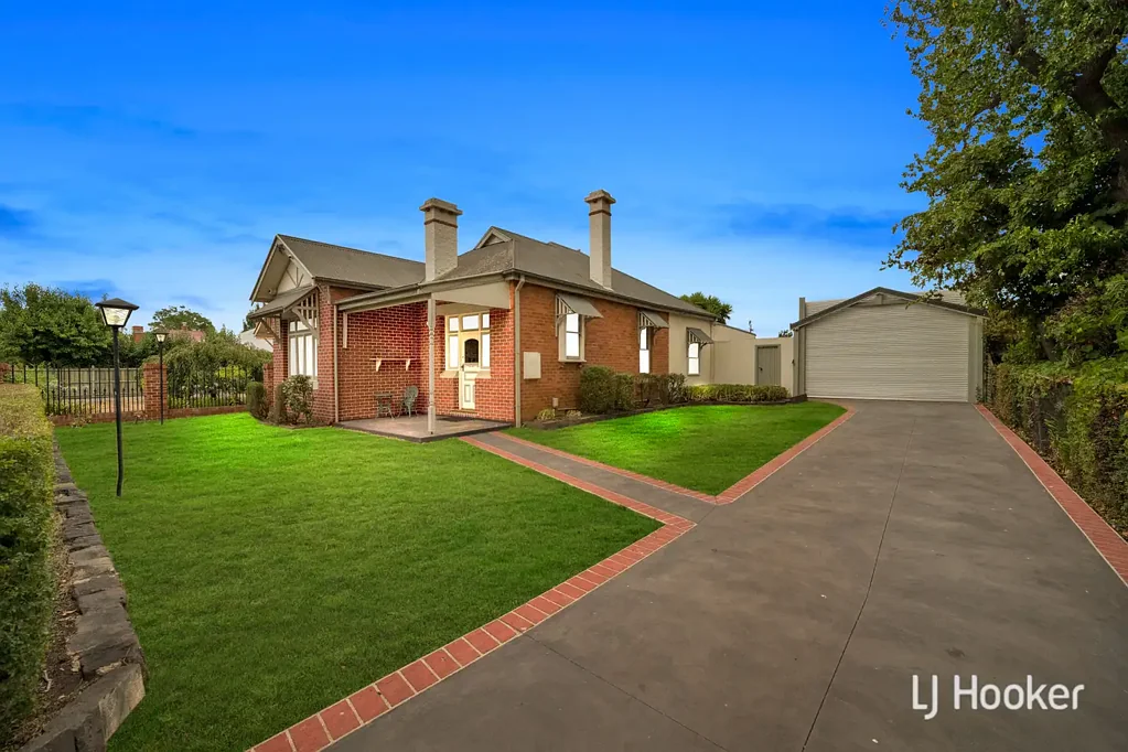 Bacchus Marsh 3房 历史魅力住宅 884sqm宽敞地块 三卧两浴 高天花板 宁静后院 大型车棚 稀有空间 Timeless Charm on a Rare 884sqm Block with Huge Shed