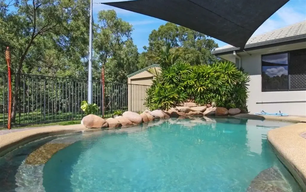 5 BEDROOM HOME IN BUSHLAND BEACH + POOL + SHED