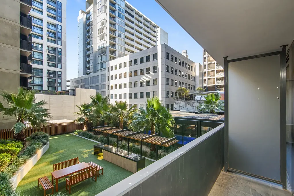 City Living, Modern 1 Bedroom Furnished Apartment With Swimming Pool Views!!