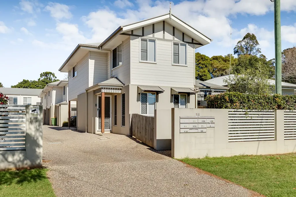 Newtown 2 Slaapkamer Immaculately Maintained, Modern and Light filled, Freestanding Townhouse with Generous Outdoor Areas