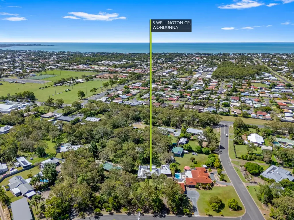 Wondunna 4침실 IF YOU’RE LOOKING FOR 1 ACRE IN TOWN - HERE IT IS!