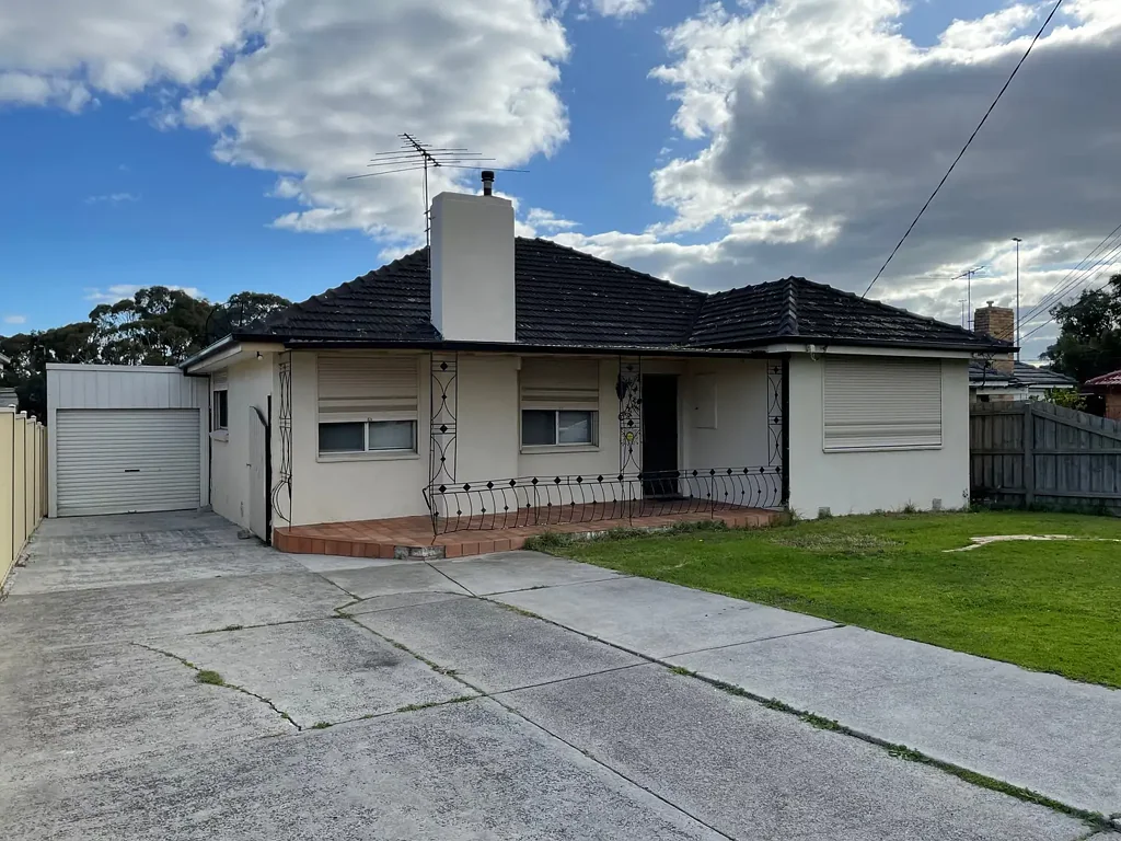 A few minutes walk to Thomastown station !