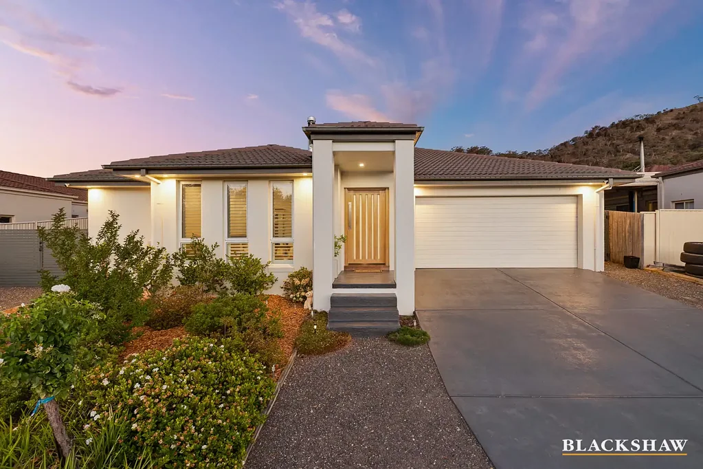 Banks 4Zimmer Feature-packed living in a prized foothills pocket