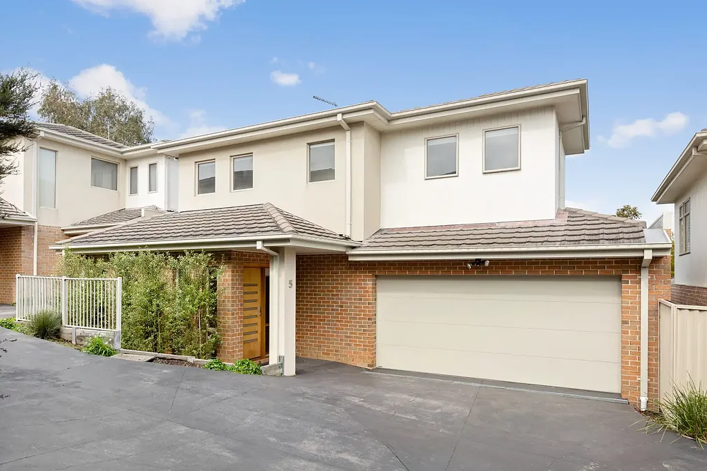 Modern Three-Bedroom Townhouse with Spacious Living