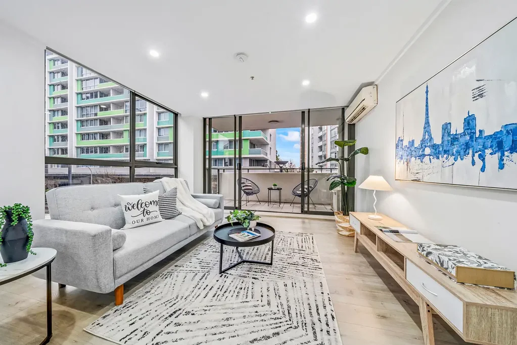 Wolli Creek 2房 宽敞二居室 东北西北朝向 现代厨房落地窗 阳光阳台 综合楼泳池健身房 步行商圈交通 UNDER CONTRACT IN 2 WEEKS! Call Jimmy Zhou 0410 325 888 or Joshua Conole 0449 950 950
