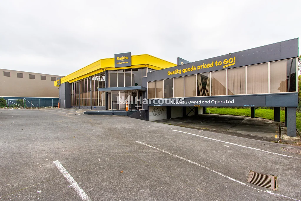 Wairau Valley  High-Profile Showroom Next to Motorway