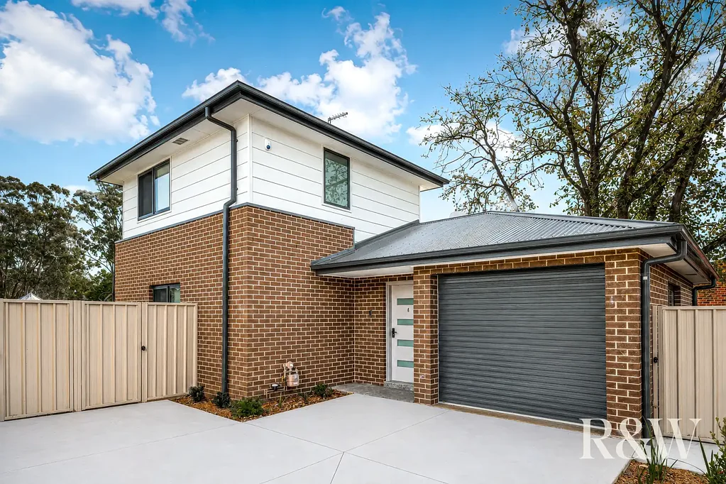LARGE TOWNHOUSE