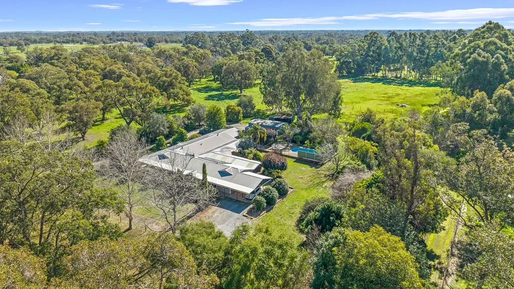 Serpentine 8房  Two homes in 1 across 5 acres in Serpentine.
