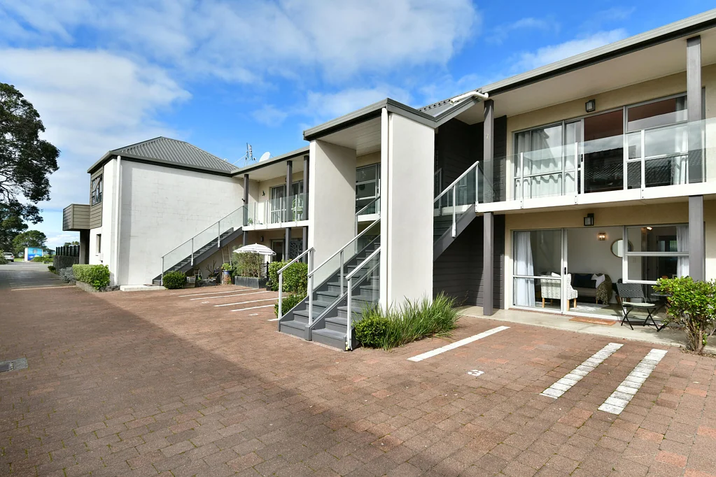 Orewa 1침실 Steps from the Sand!
