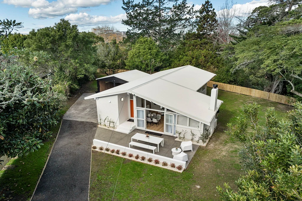 Otahuhu 4ห้องนอน Selling $150,000 below GV on 1749m2 freehold land