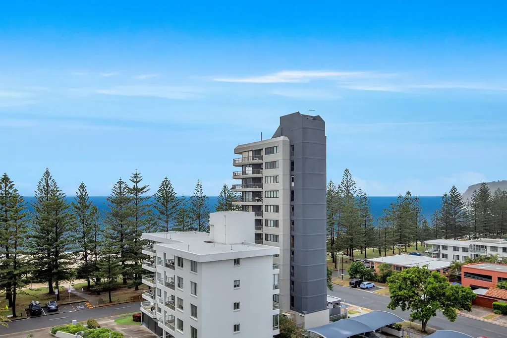 Burleigh Heads 2ਬੈੱਡਰੂਮ Set high above Burleigh’s iconic coastline, this beautifully renovated apartment at Horizons Holiday Apartments offers refined coastal living