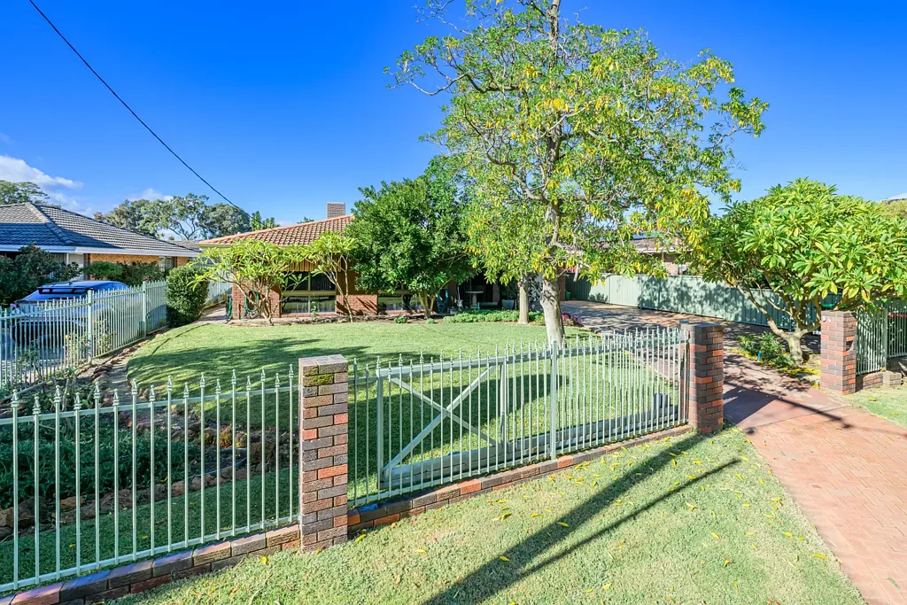 South Guildford 4房  Rare As Hens Teeth - Absolute Riverfront Opportunity 4x2 Residence on 865sqm Block
