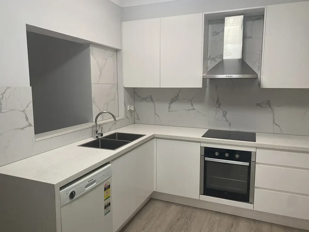 Spacious Renovated 4 Bed House, Modern Kitchen, 2.5 Bath & Laundry, hardwood floor, Big Fenced Backyard w/ Car Port