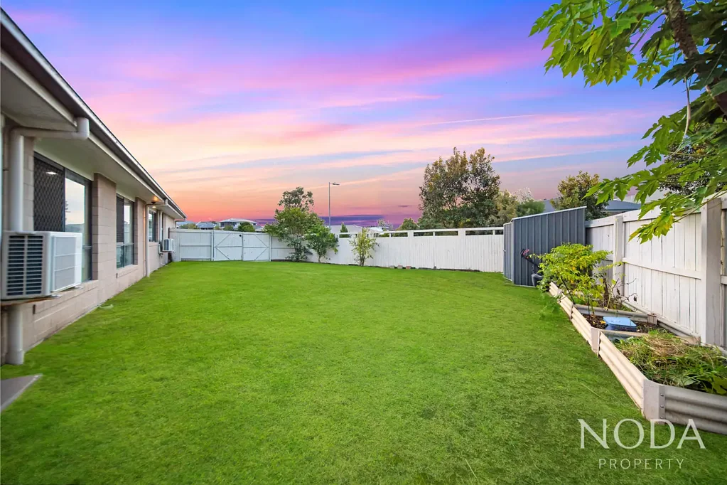 Spring Mountain 4ਬੈੱਡਰੂਮ MODERN FAMILY LIVING ON A GENEROUS 627m² BLOCK IN SPRING MOUNTAIN!