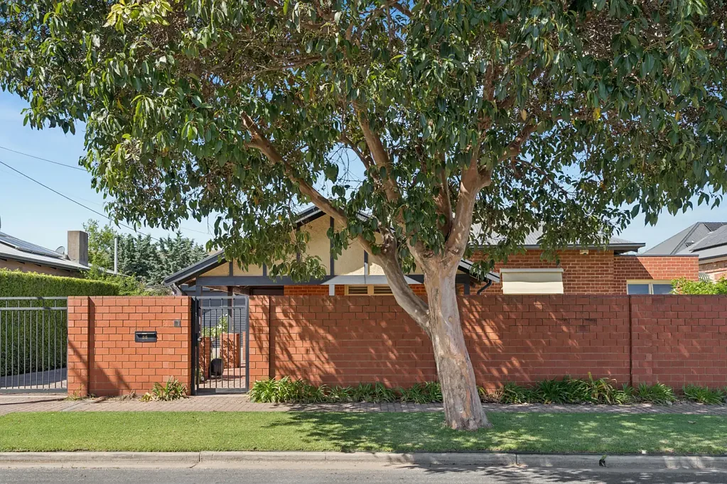 Collinswood 3कमरा A Californian Return Verandah Bungalow in Wonderful California Street.
A Generous Family Home in Impeccable Condition, Double Carport & Double Garage