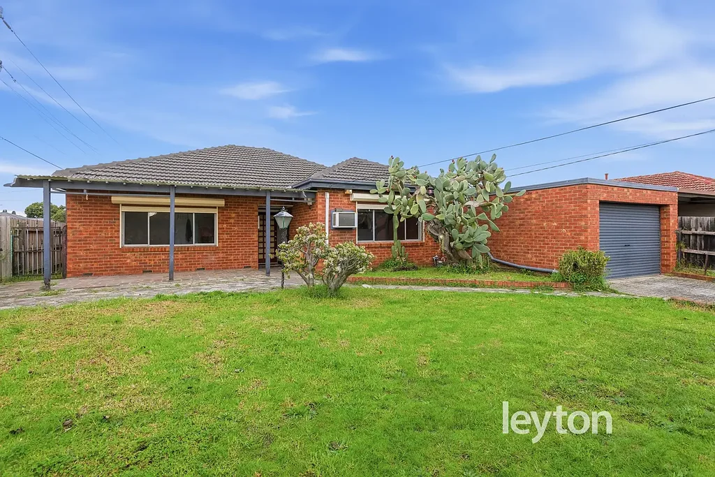 Noble Park 3房 转角砖房宝地 3卧独立卫浴 宽敞车库 邻校近站 Corner Opportunity in a Convenient Family Location