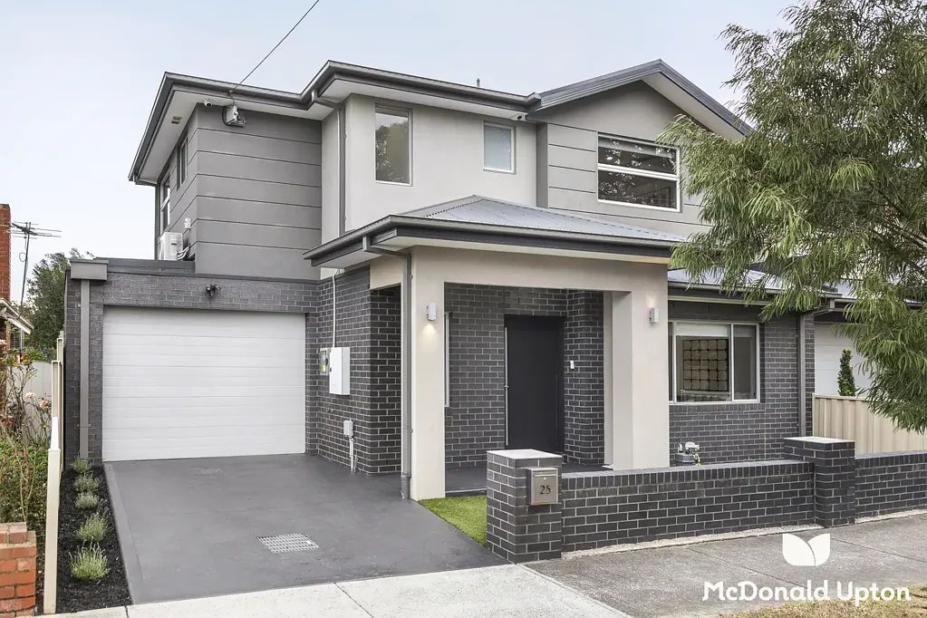 Pascoe Vale South 3Moenga A well-constructed Townhouse with Aesthetic Appeal