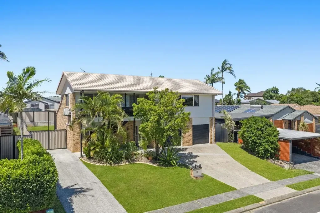 Carrara 5chambre Rare Dual-Living Opportunity with Multiple Income Streams and Hinterland Views!