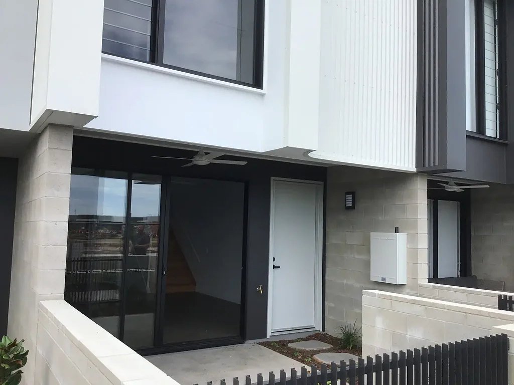 Perfect Location - 3 Bedroom Home In Aura!!