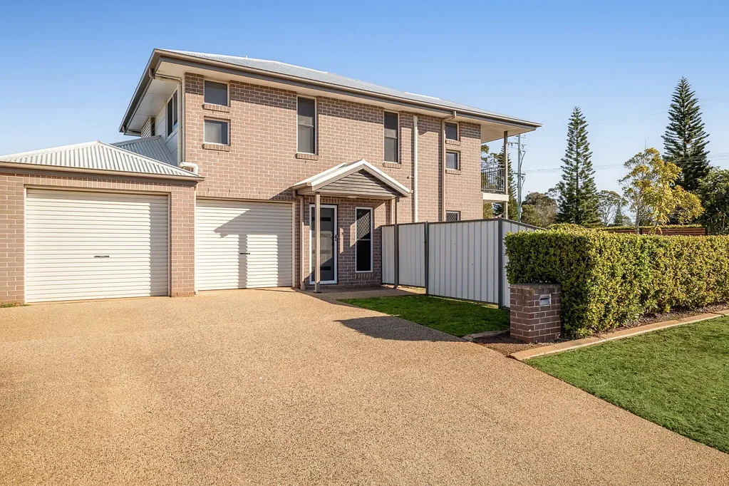 Spacious Modern Townhouse in Prime Kearneys Spring Location