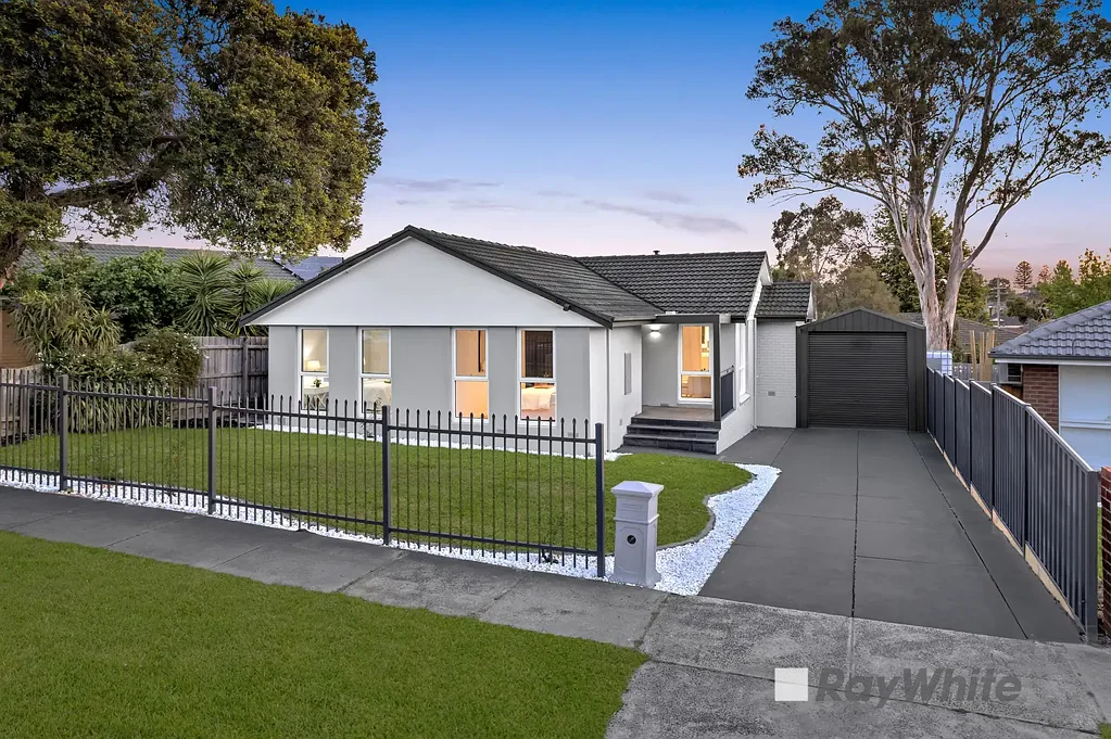 Dandenong North 4غرفة نوم Stylish Family Living with Space, Comfort and Convenience