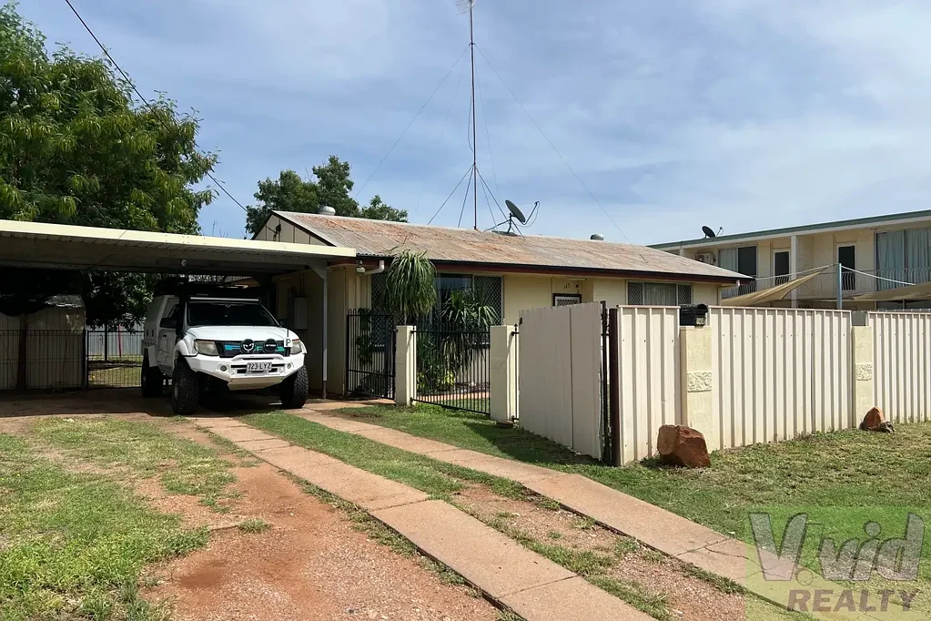 Mount Isa 2部屋 2 Bedroom Block Rendered Home on a Big Block! Investment Opportunity is Knocking on the Door