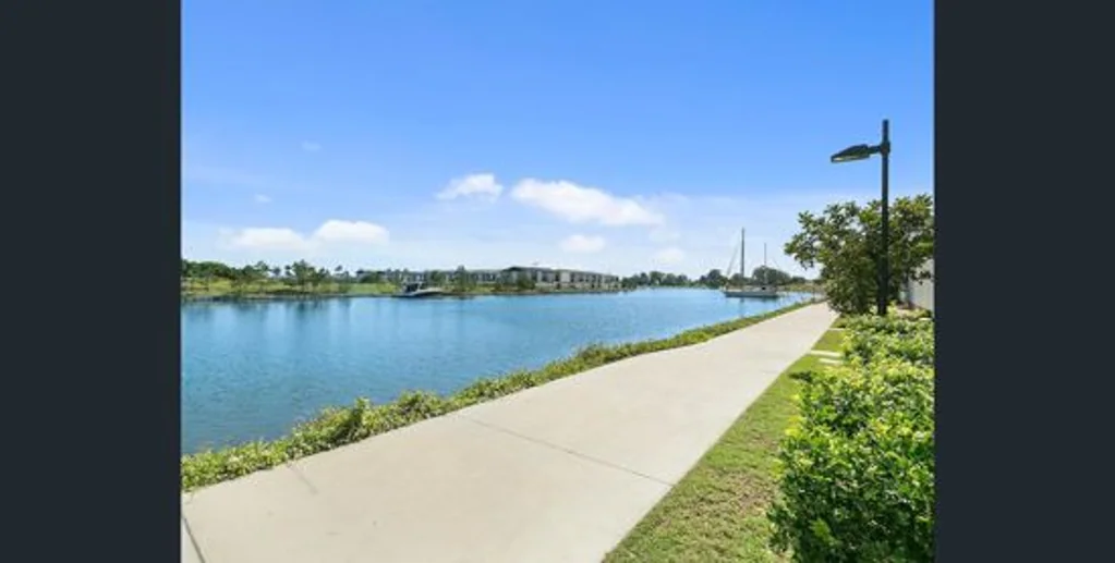 Quietly townhouse, walking distance to Hope Island Marketplace