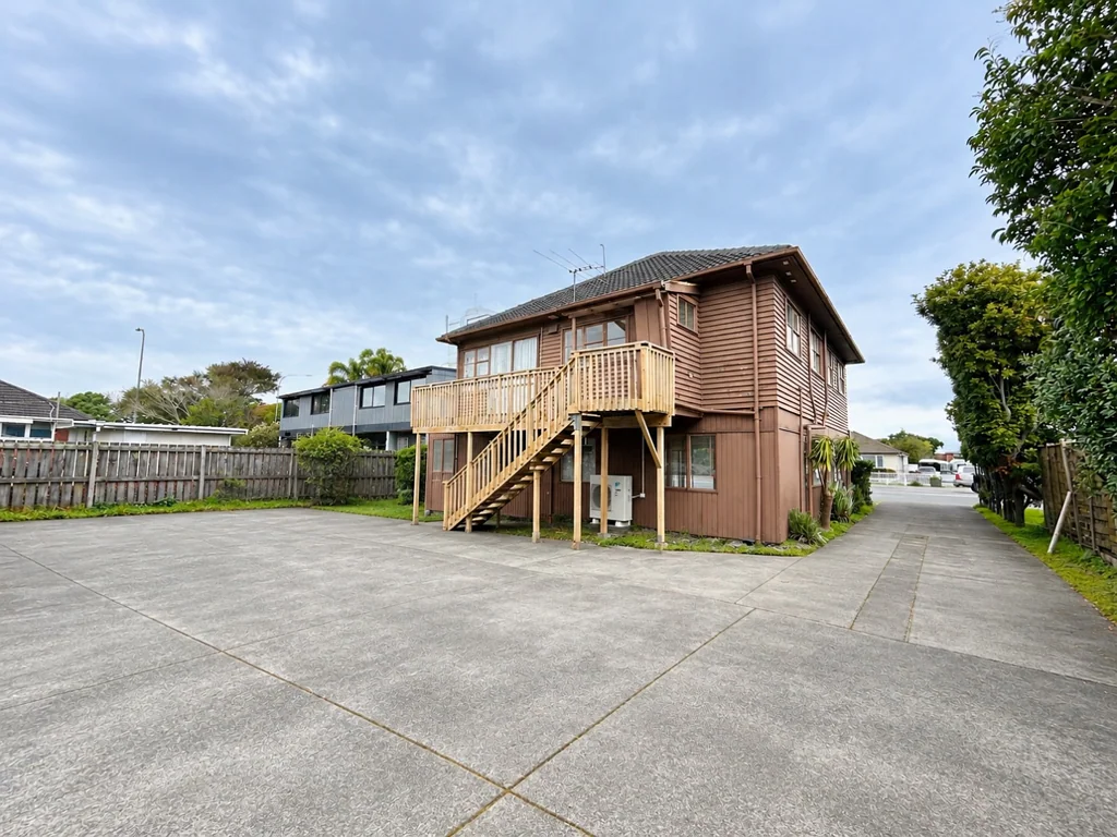 4 BEDROOMS + 2 BATHROOMS  FLEXIBLE LIVE & WORK HOME  HUGE SEPARATE SPACE