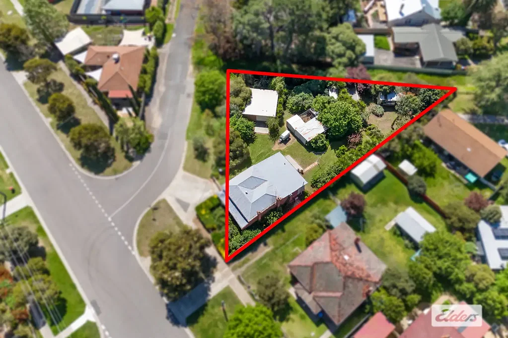 Bendigo 3ਬੈੱਡਰੂਮ RENOVATORS DELIGHT ON A HUGE PARCEL IN A CENTRAL LOCATION