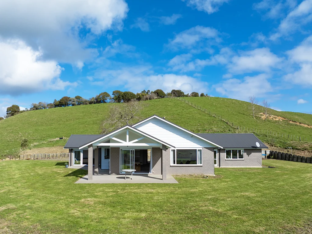 Hunua Warm, welcoming, and modern