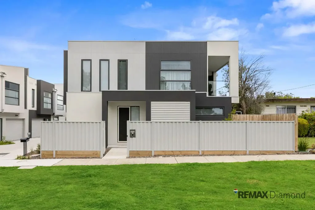 Cranbourne 2غرفة نوم Modern Townhouse Living in Cranbourne | Road Front Balcony Views