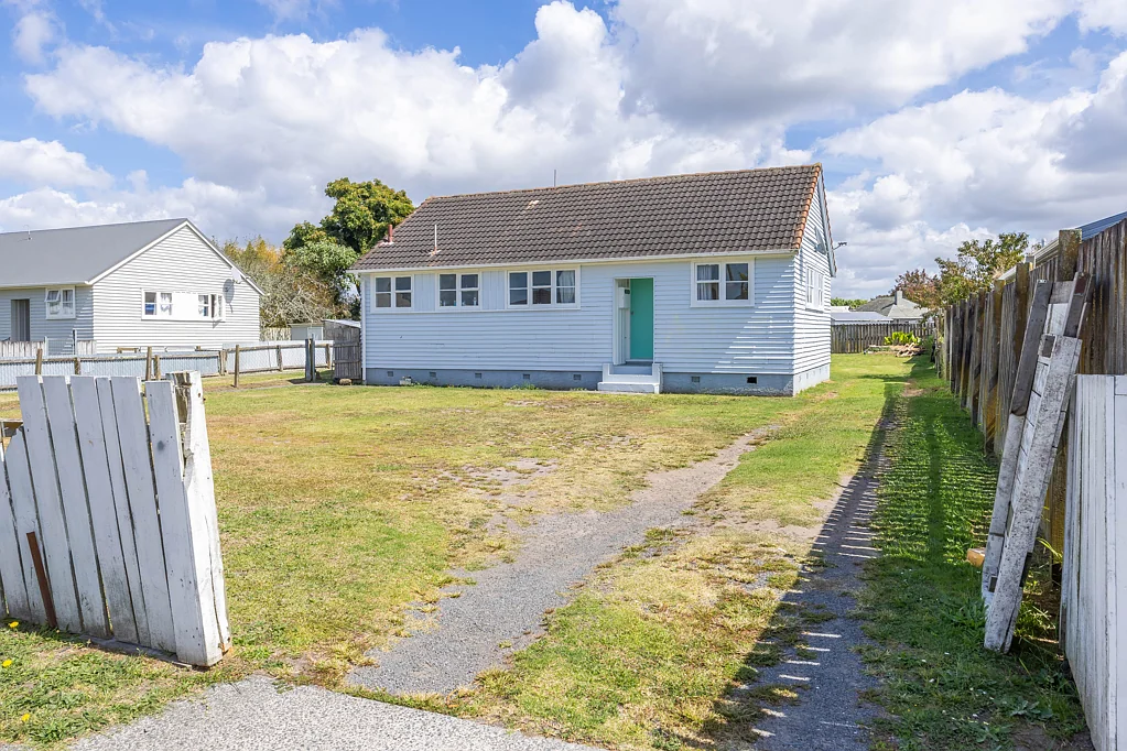 Huntly 3房  Renovated Home on 941m² Section - Move In & Enjoy