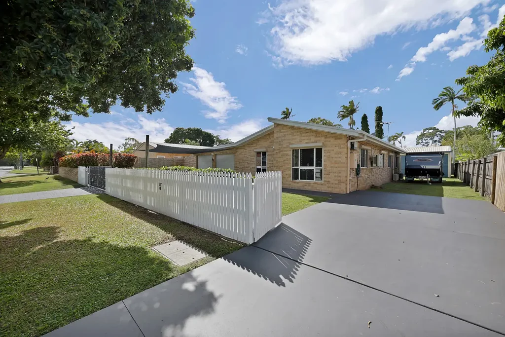 Andergrove 4房  Warm Family Living with Rare Side Access & a Huge 3-Bay Shed