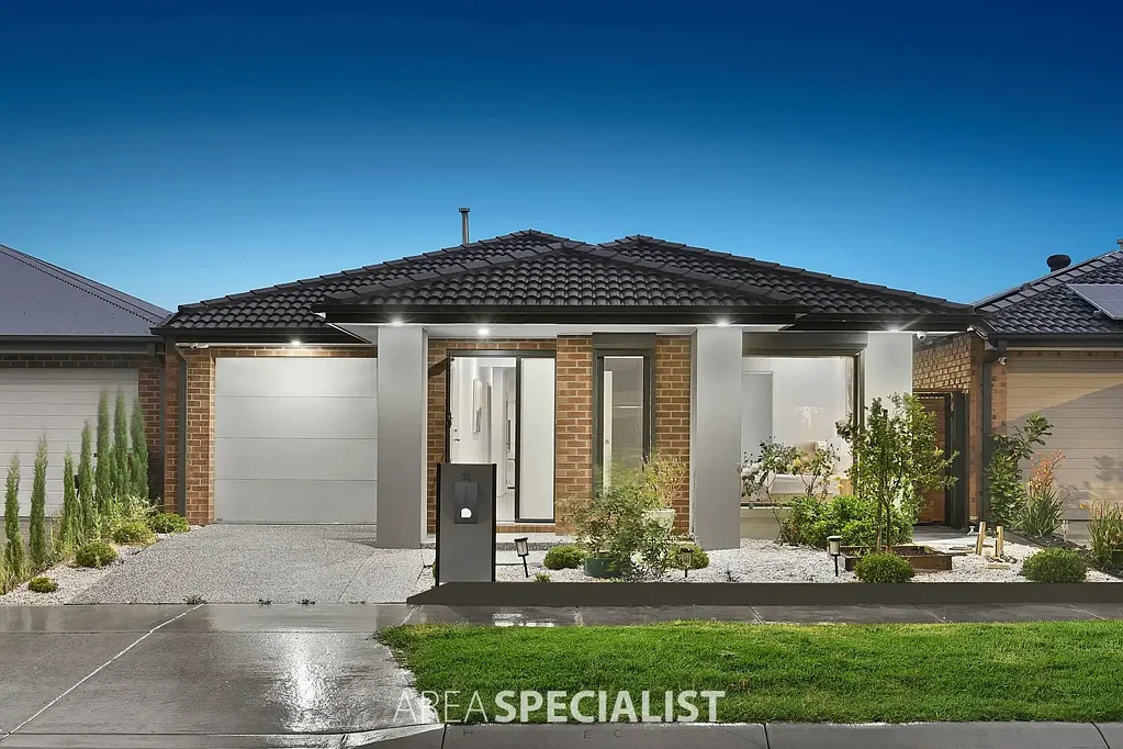 Modern Family Living with Alfresco Comfort!