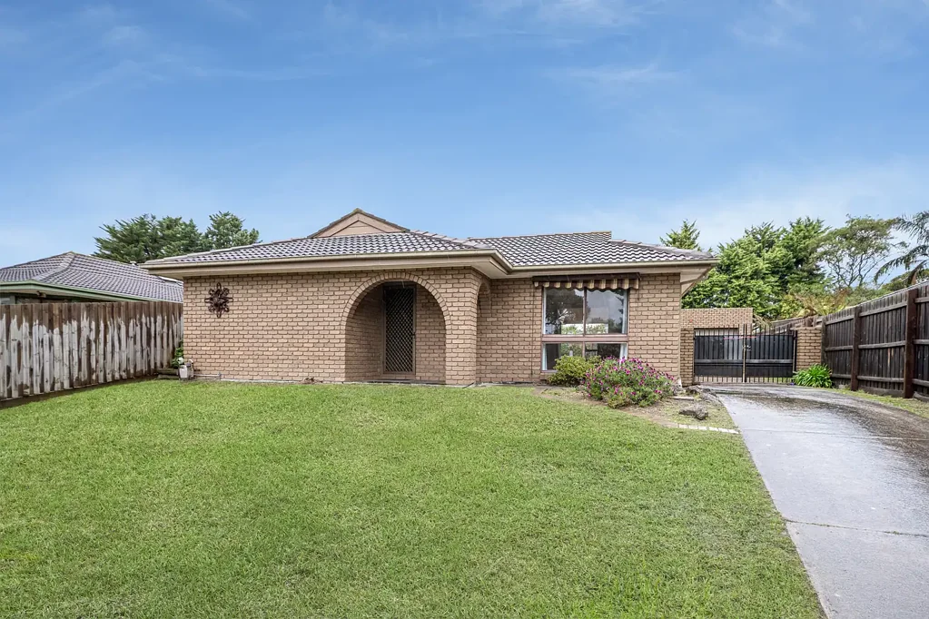 Carrum Downs 4房 Carrum Downs中心地 685平米阔地 四卧新翻修 现代奢华设计 公交站旁 优质学区 近Peninsula Link 高端厨房 私密后院 双车库 全屋舒适系统 A Serene & Spacious Family Sanctuary