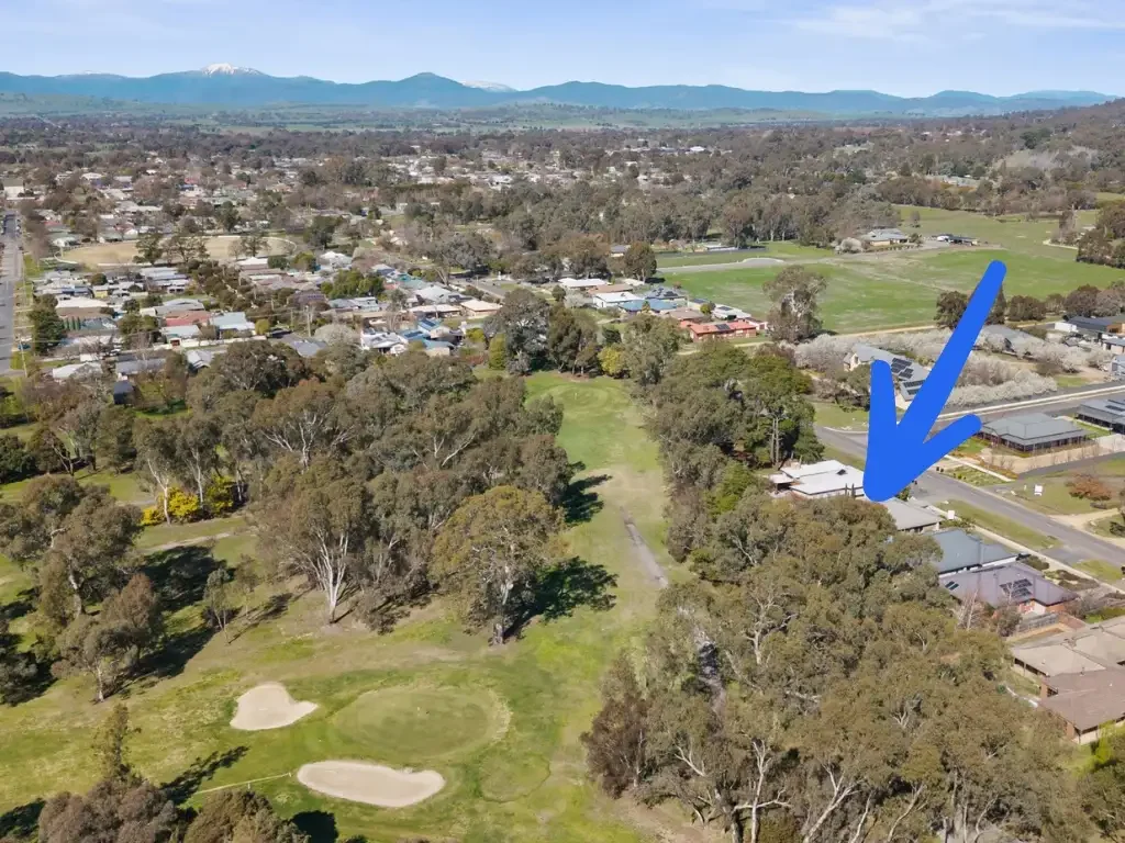 Mansfield 5બેડરૂમ Deceptively spacious family home with golf course frontage!