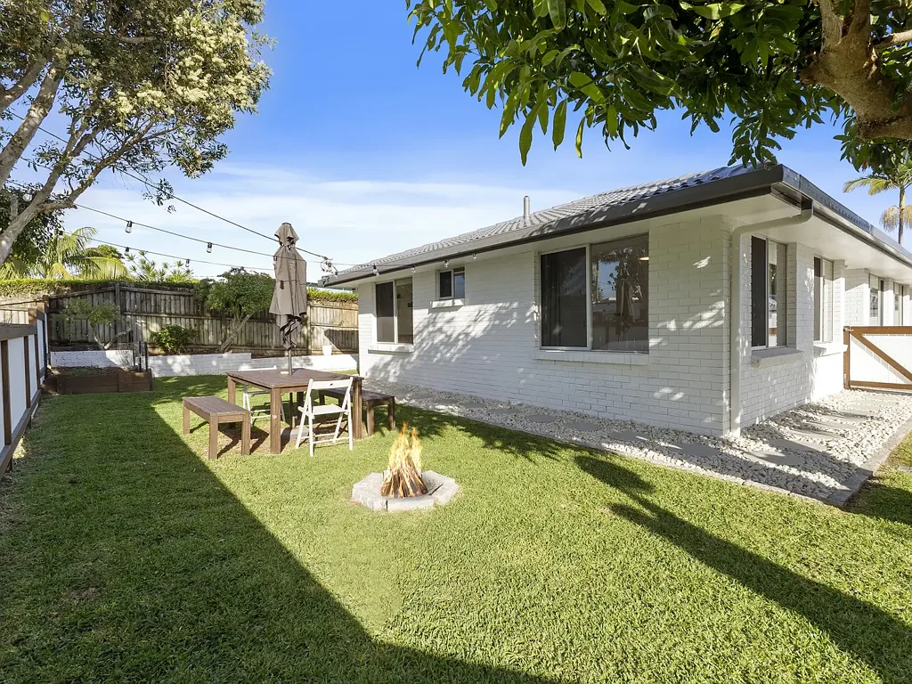 Kingscliff 3chambre Renovated Beachside Duplex with Private North Facing Backyard