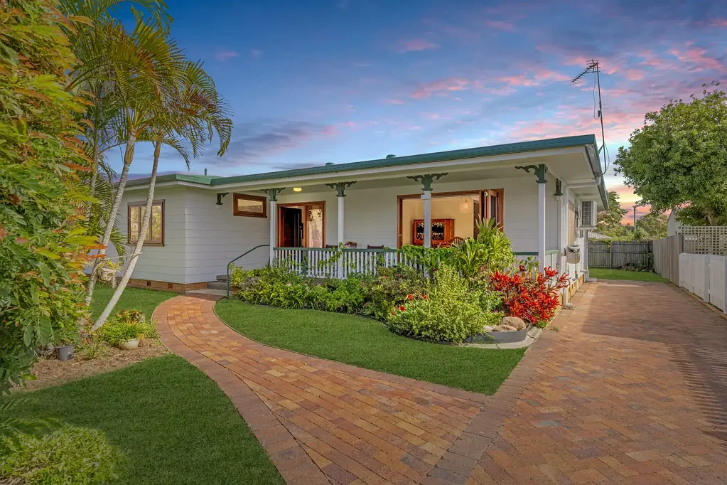 Urangan 3침실 Charming home within walking distance of the boat club and marina!