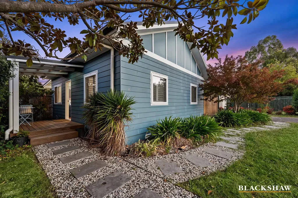 Narrabundah 2房  Elevated Living in a Picturesque Narrabundah Setting