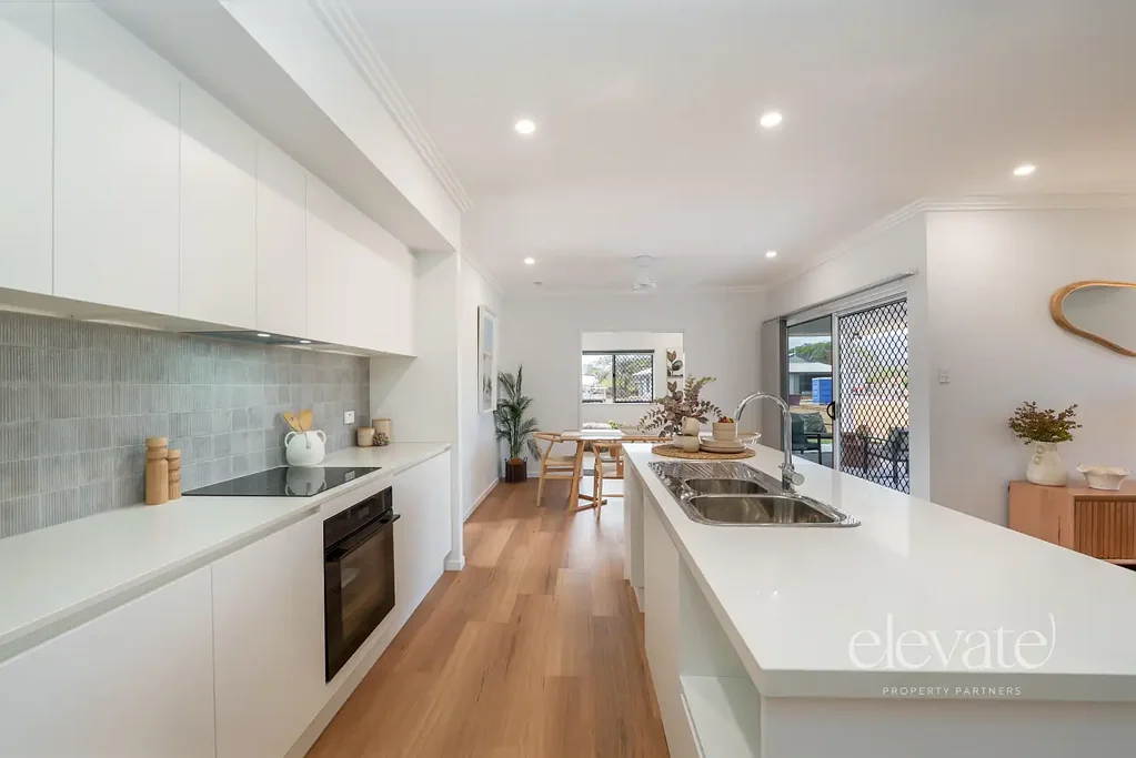 Alligator Creek 4 Slaapkamer Brand-New Ellis Constructions Home Offering Modern Family Living on a Full Acre