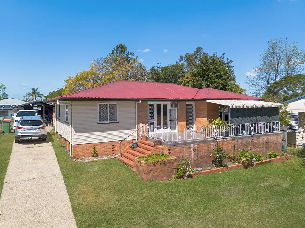 North Ipswich 4 Slaapkamer Family Living Meets Opportunity on a Huge Block