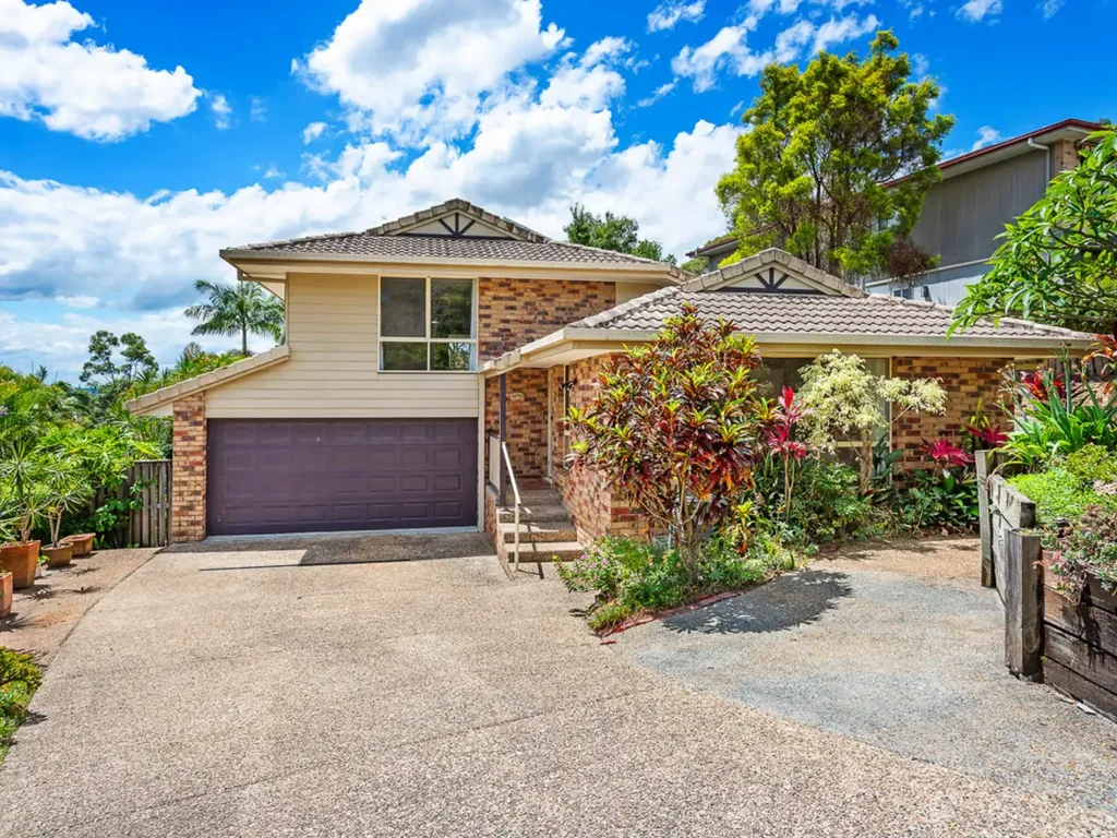 Pacific Pines 4ਬੈੱਡਰੂਮ Stylish Split-Level Family Home with Dual Living Potential in Pacific Pines!